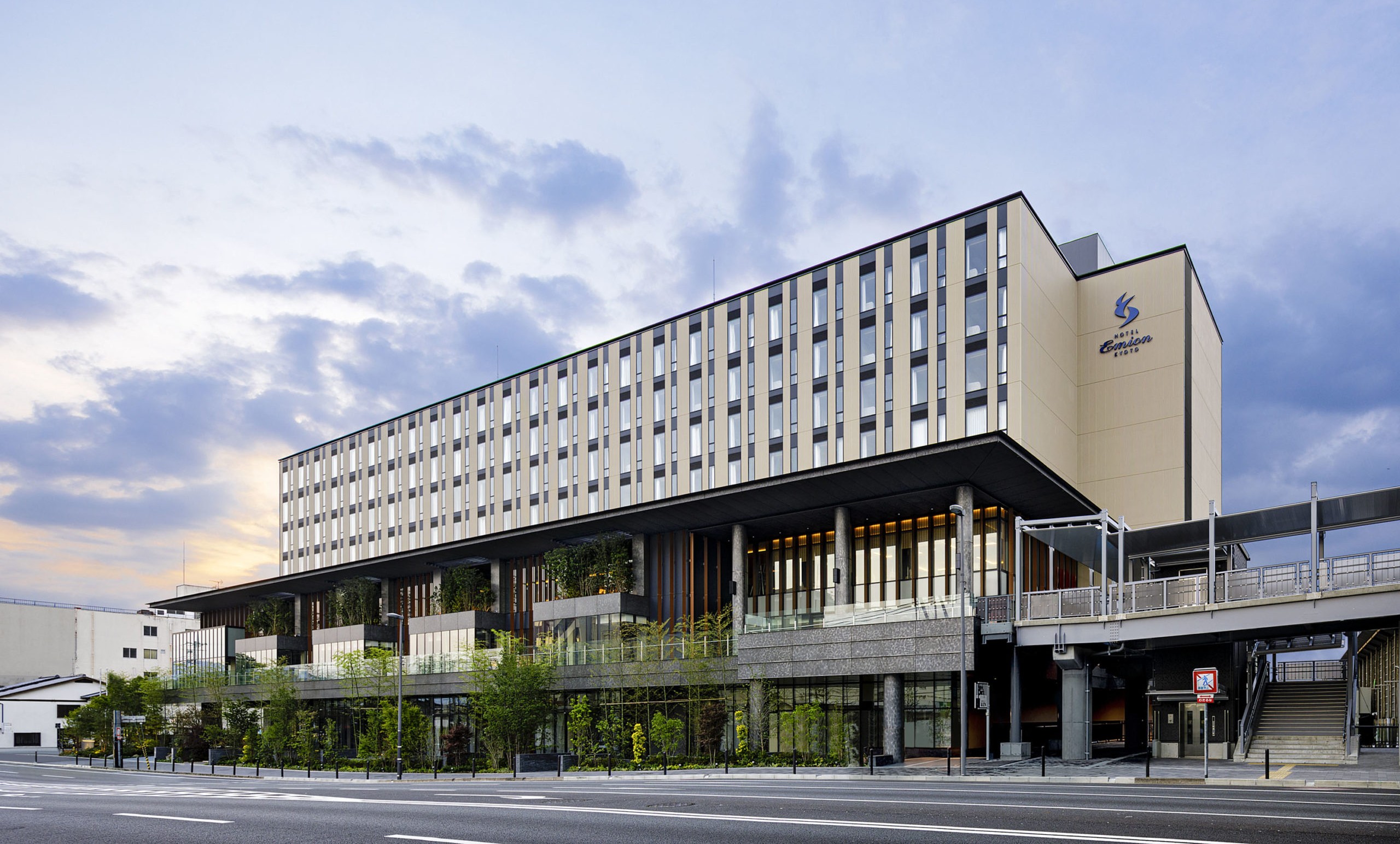 正社員 接客 宿泊求人イメージ